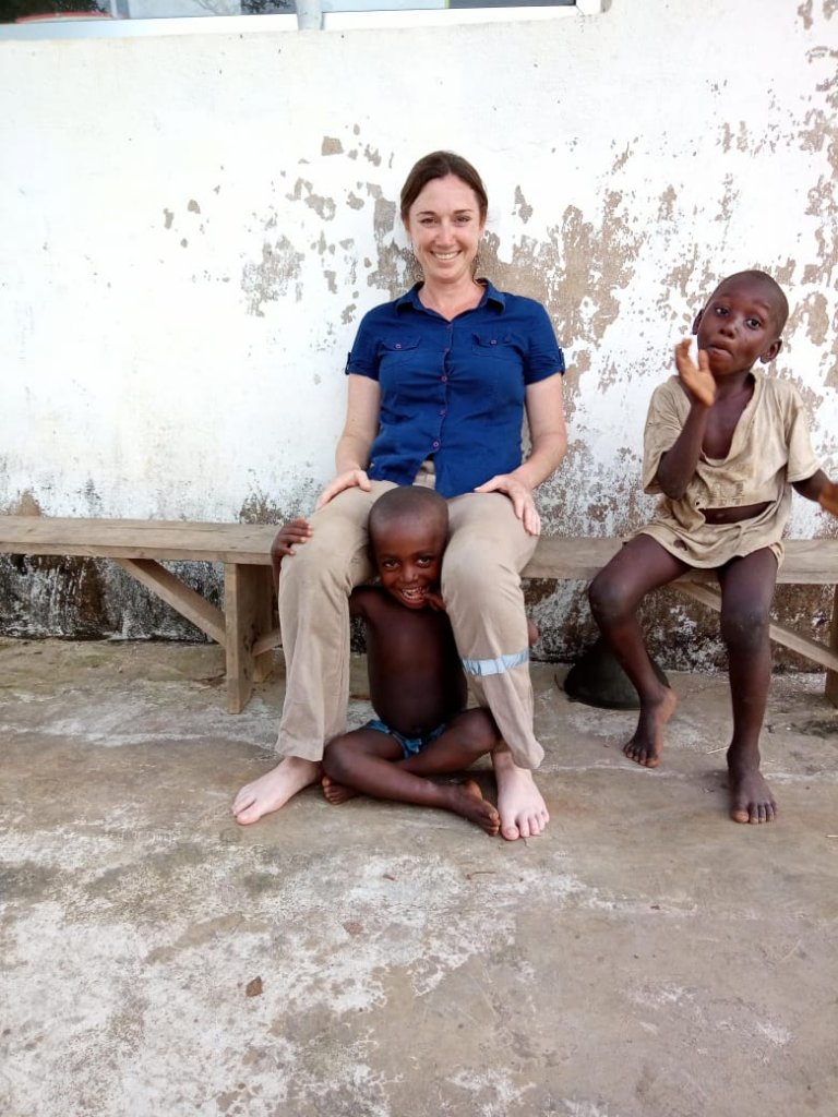 Guadalupe, la correntina que estudia en EE.UU. la genética del arroz para ayudar a África 2 MONTIEL02 Con ninos en aldea de Sierra Leona