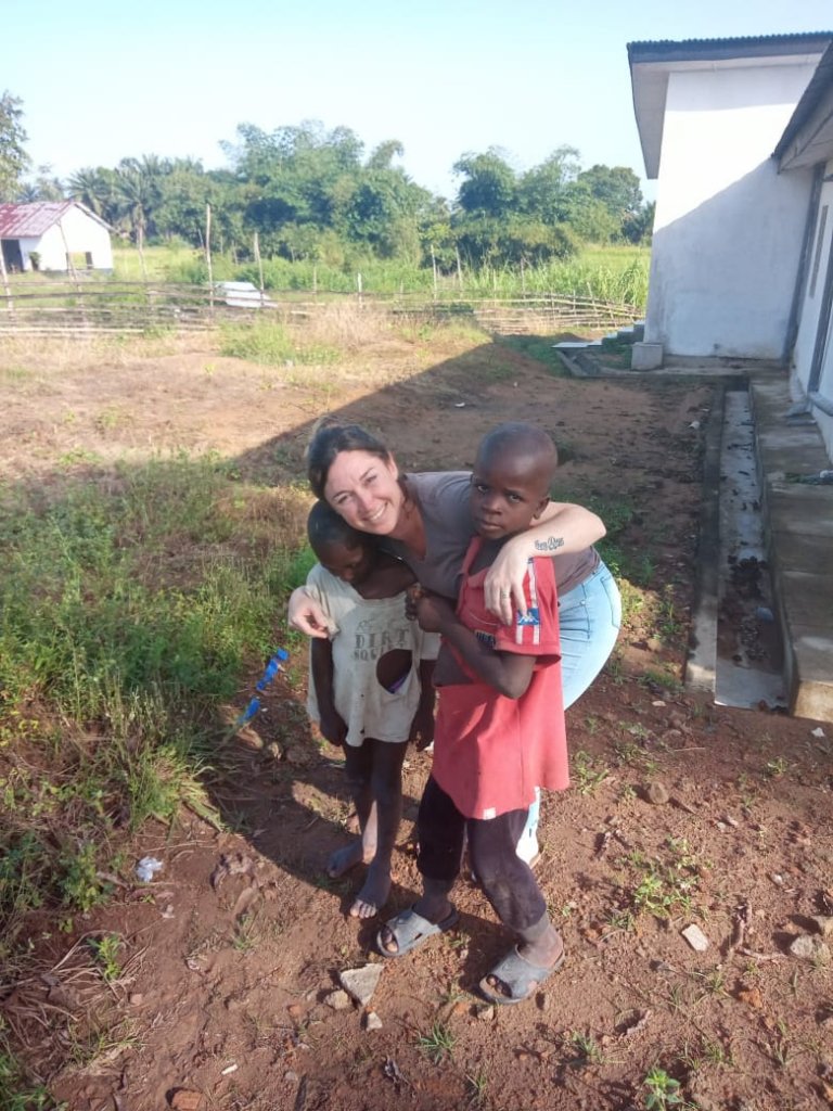 Guadalupe, la correntina que estudia en EE.UU. la genética del arroz para ayudar a África 4 MONTIEL03 Con ninos en sierra Leona