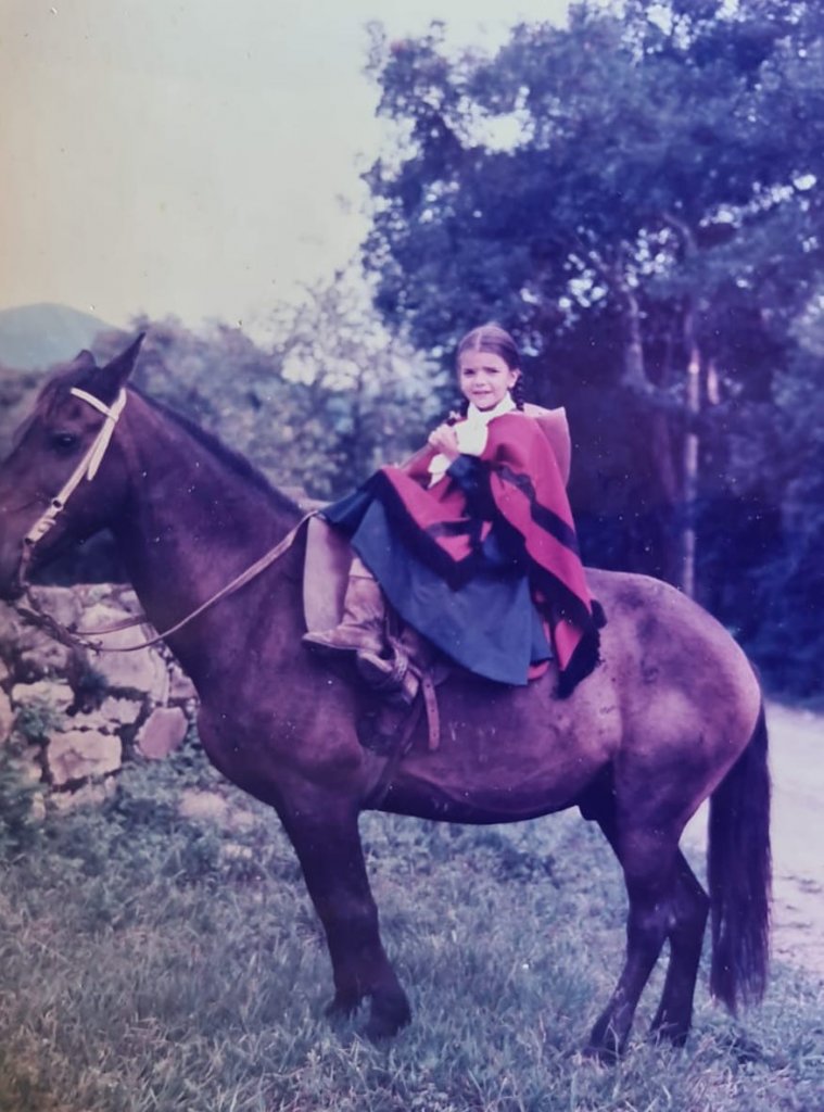 Elena con 5 anos iba al desfile de Guemes