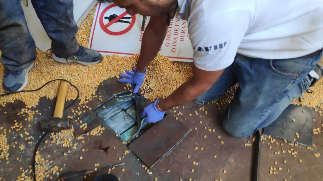 Droga en un camión de granos: transportaban 87 kilos de cocaína escondida entre el maíz 3 IMG 02