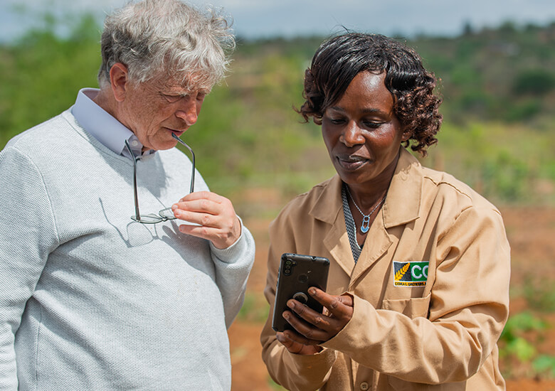Bill Gates viajó a África y fue agricultor por unos días: "Planté semillas tolerantes a la sequía" 3 African Smallholder farmers 20230104 inline center large image desktop 780x550 1