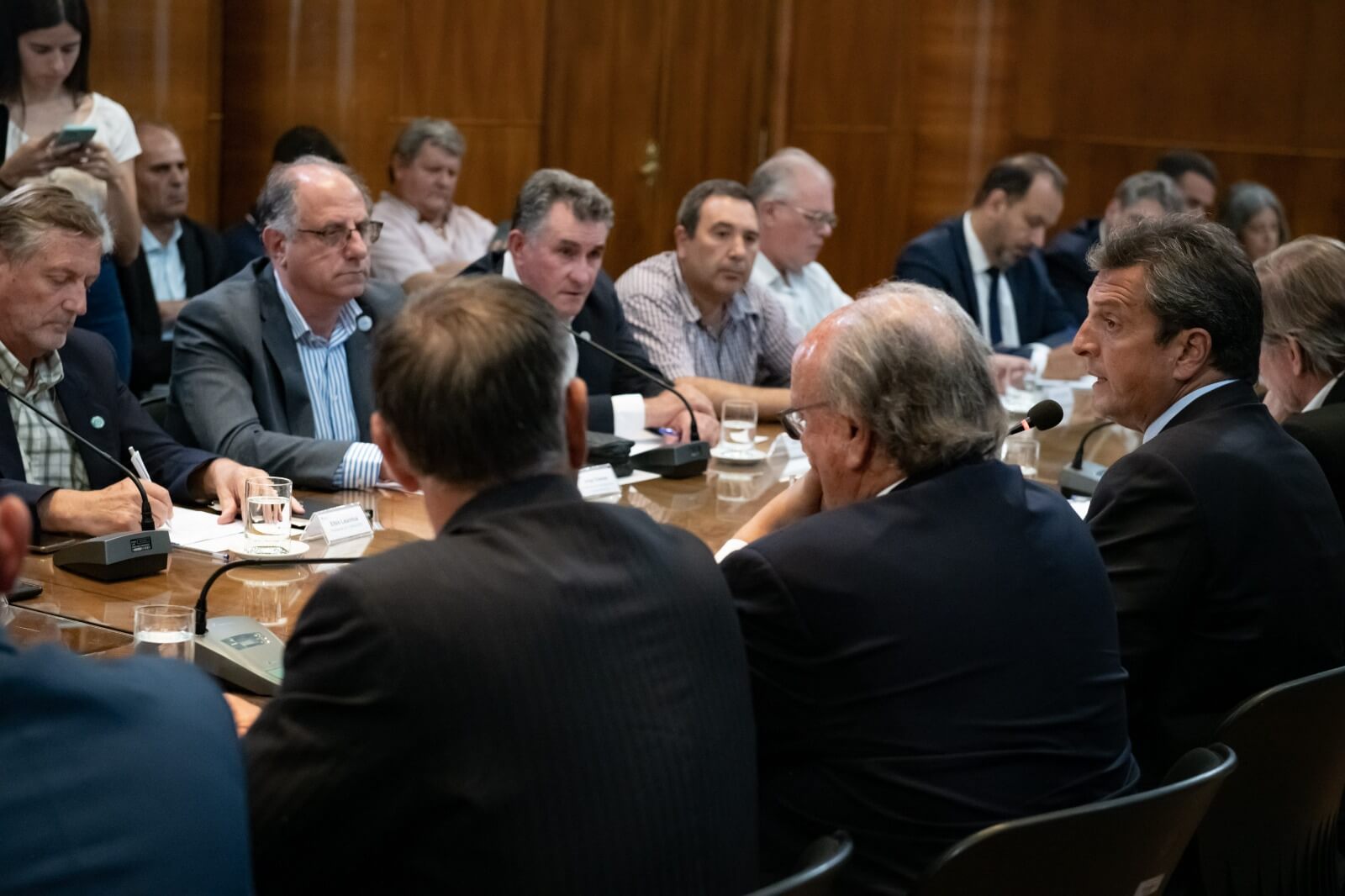 Sequía: la AFIP oficializó los beneficios fiscales que podrán recibir productores en emergencia 2 Massa mesa de Enlace