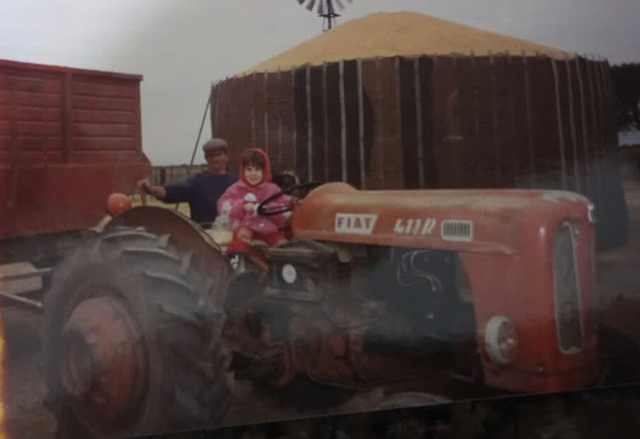 De chica en el tractor