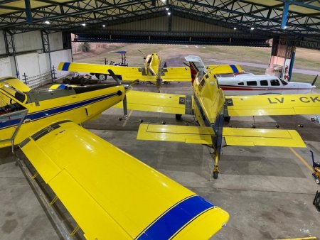 aviones en hangar