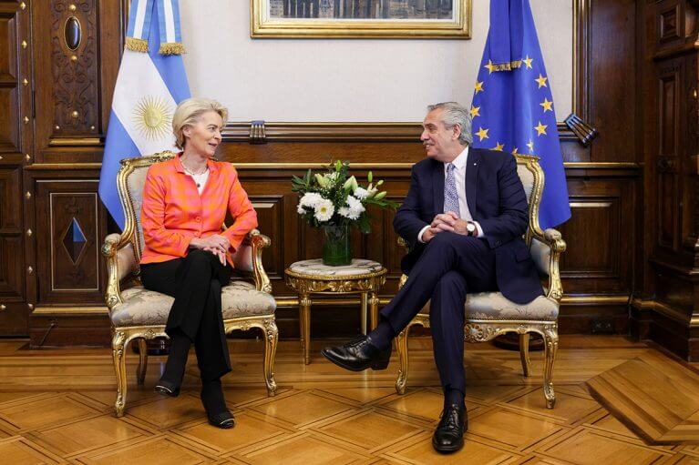 Alberto Fernandez y Ursula von der Leyen Presidencia 4 767x511 1