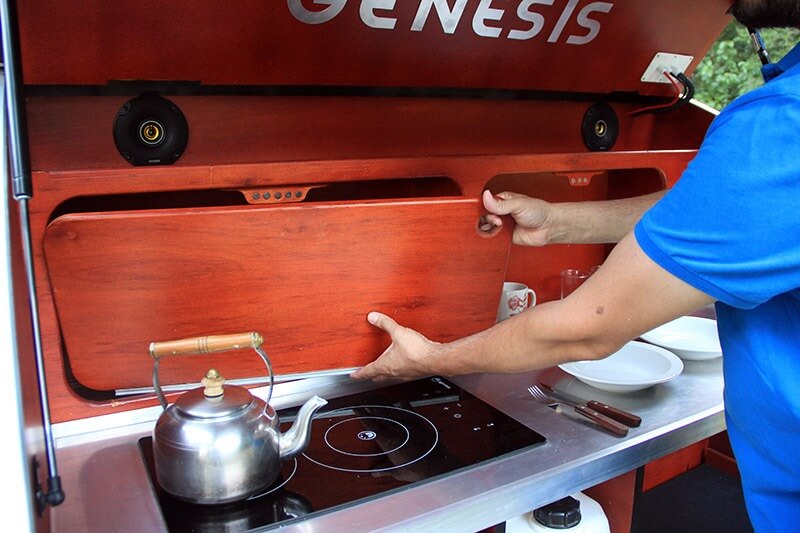 El sueño de dos amigos hecho realidad: fabricar "campers" para disfrutar de la naturaleza 2 cocina campers