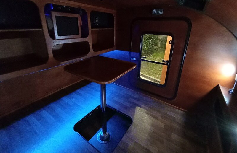 El sueño de dos amigos hecho realidad: fabricar "campers" para disfrutar de la naturaleza 3 interior campers