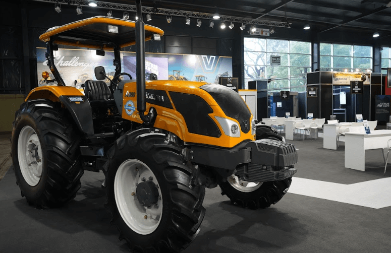 tractor de valtra en la rural