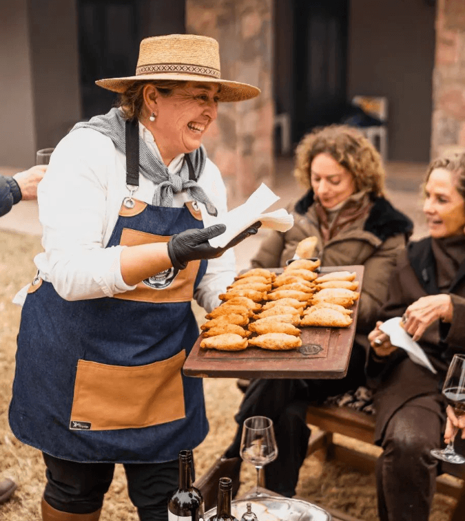 Alejandra compartiendo empanadas