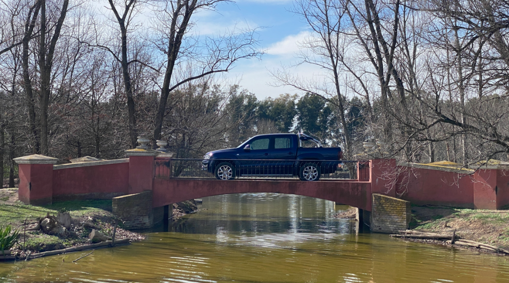 amarok cruzando arroyo la republica