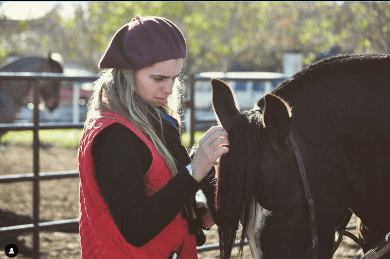 Federica, la joven que encontró en el dibujo una manera de estar cerca de los caballos 7 Captura de Pantalla 2023 09 04 a las 14.55.26