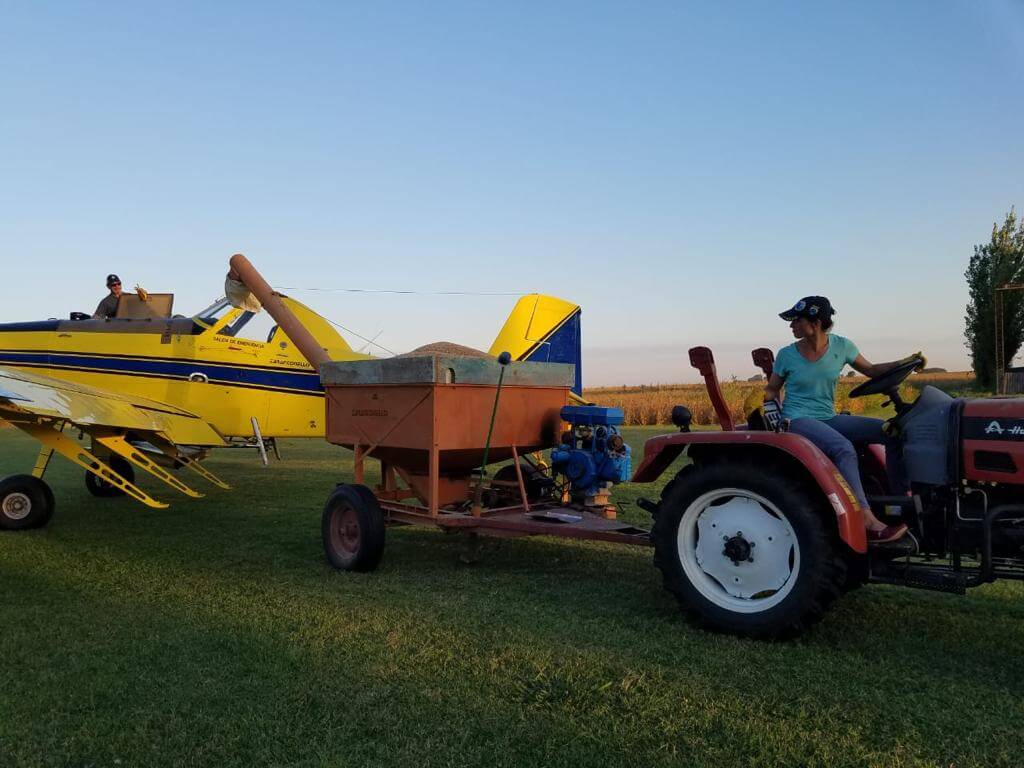 Carga de semillas al Air Tractor 502