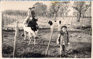 Chiquita con la hermana y una prima