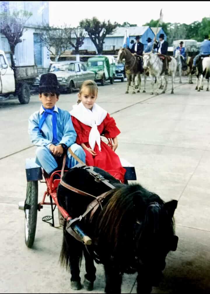 DE CHICA con el carrueje y la petisa