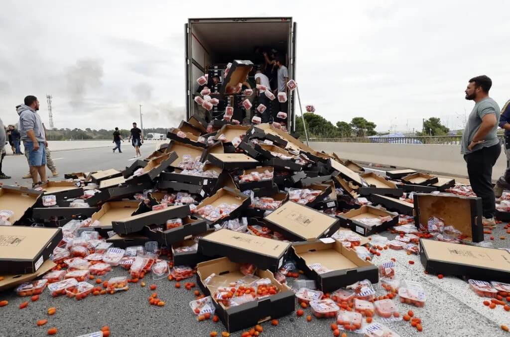 La “guerra del vino”: productores de Francia sabotearon camiones oriundos de España 2 Tomates francia