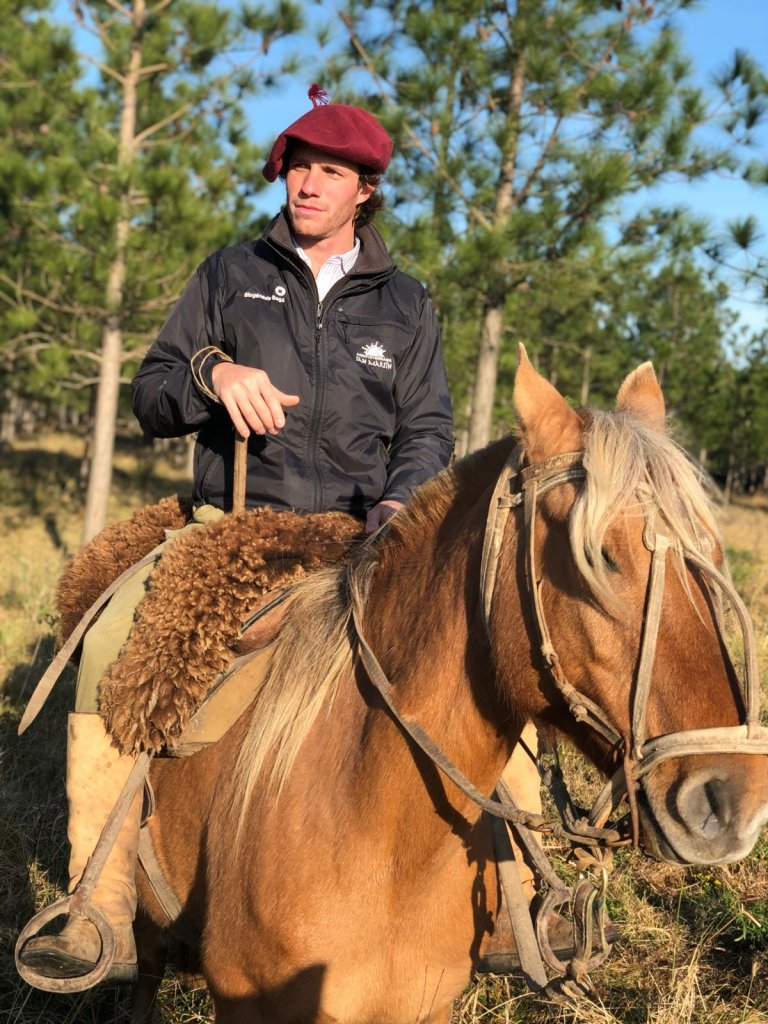 Nació en el conurbano y trabajaba en una prepaga: decidió dedicarse al campo y hoy es un "agroinfluencer" 1 MONTIEL A caballo