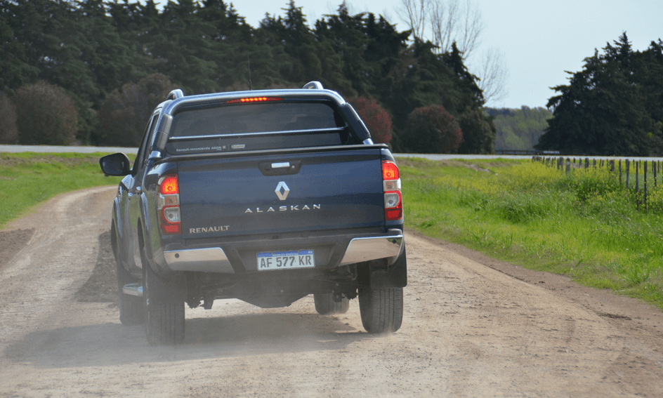 En el mercado de las pick-ups, otro modelo se hace un "ícono" de las rutas argentinas 7 alaskan frenado