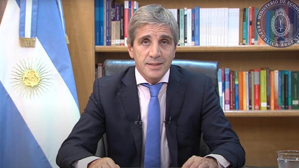 Caputo anunció las medidas económicas de Milei: dólar a $ 800 y fin de las  retenciones “cuando termine esta emergencia” - Infocampo