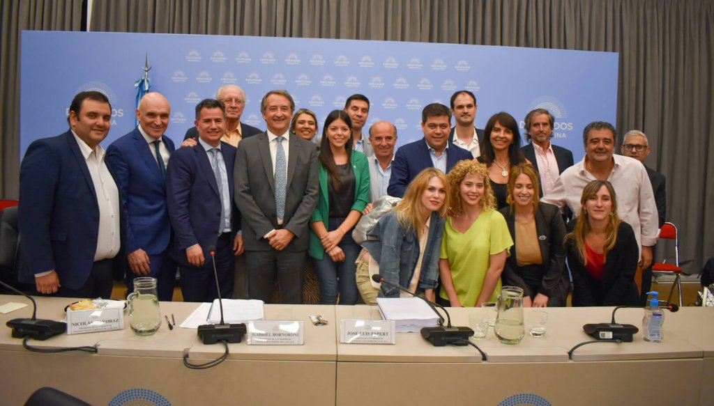 Tras el dictamen conseguido en la madrugada, el Gobierno negocia con las provincias las retenciones de la Ley Ómnibus