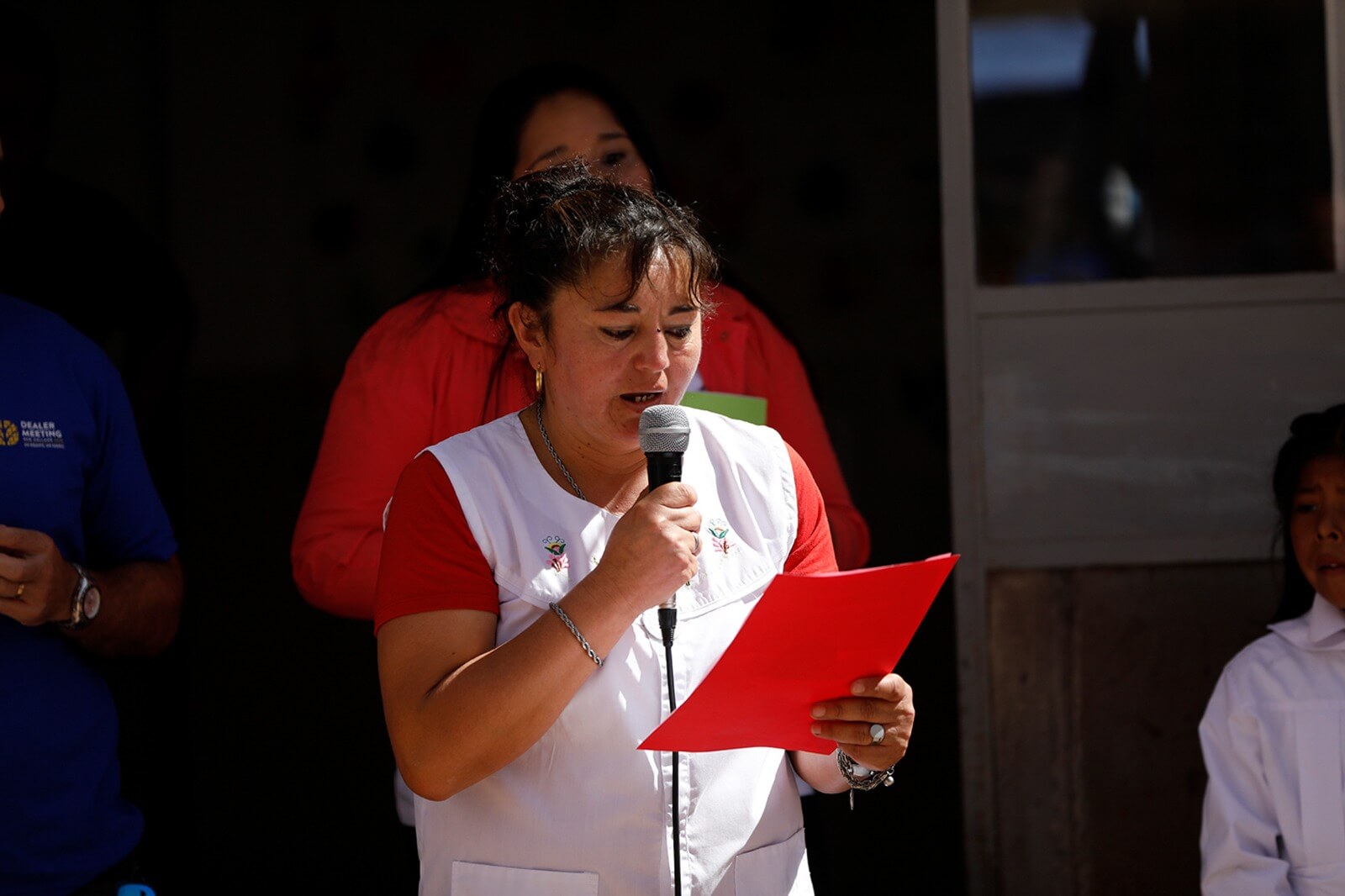 Emilia hablando en acto del colegio