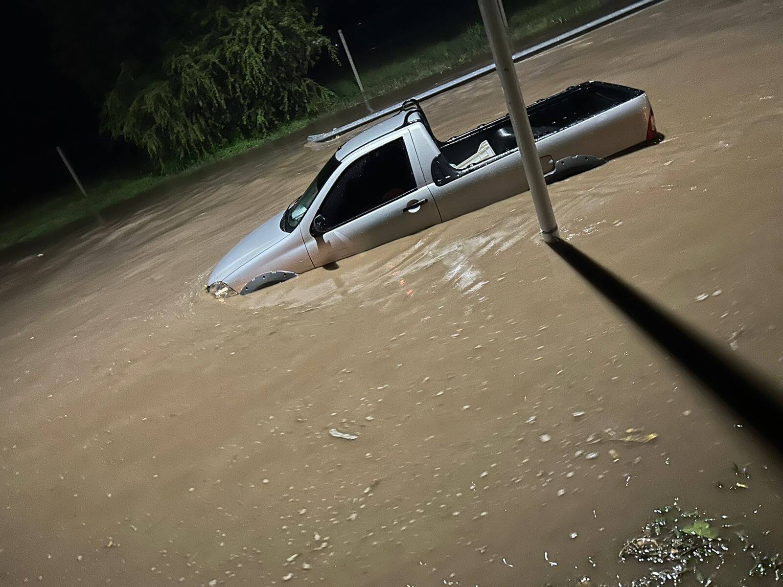 camioneta inundada pilar