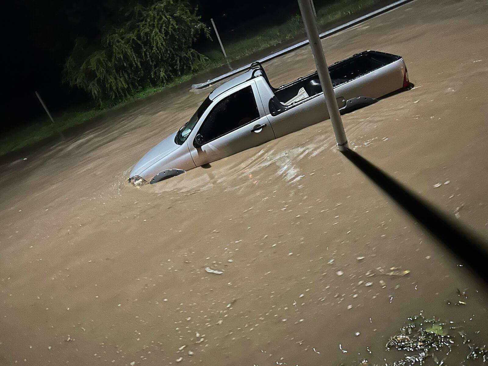 Siguen las fuertes tormentas: ahora las sufrió Córdoba y se estiman graves daños en cultivos 3 camioneta inundada pilar