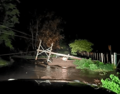 Siguen las fuertes tormentas: ahora las sufrió Córdoba y se estiman graves daños en cultivos 2 costa sacate poste caido