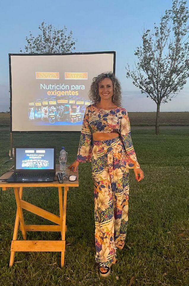 Maia, la bioctecnóloga que trabajó en una escribanía y hoy lidera a las empresas de nutrición animal 3 Antes de una presentacion en el campo