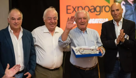 Una de las últimas imágenes públicas de Pedro Borgatello: en 2021, al recibir un premio por parte de Expoagro.