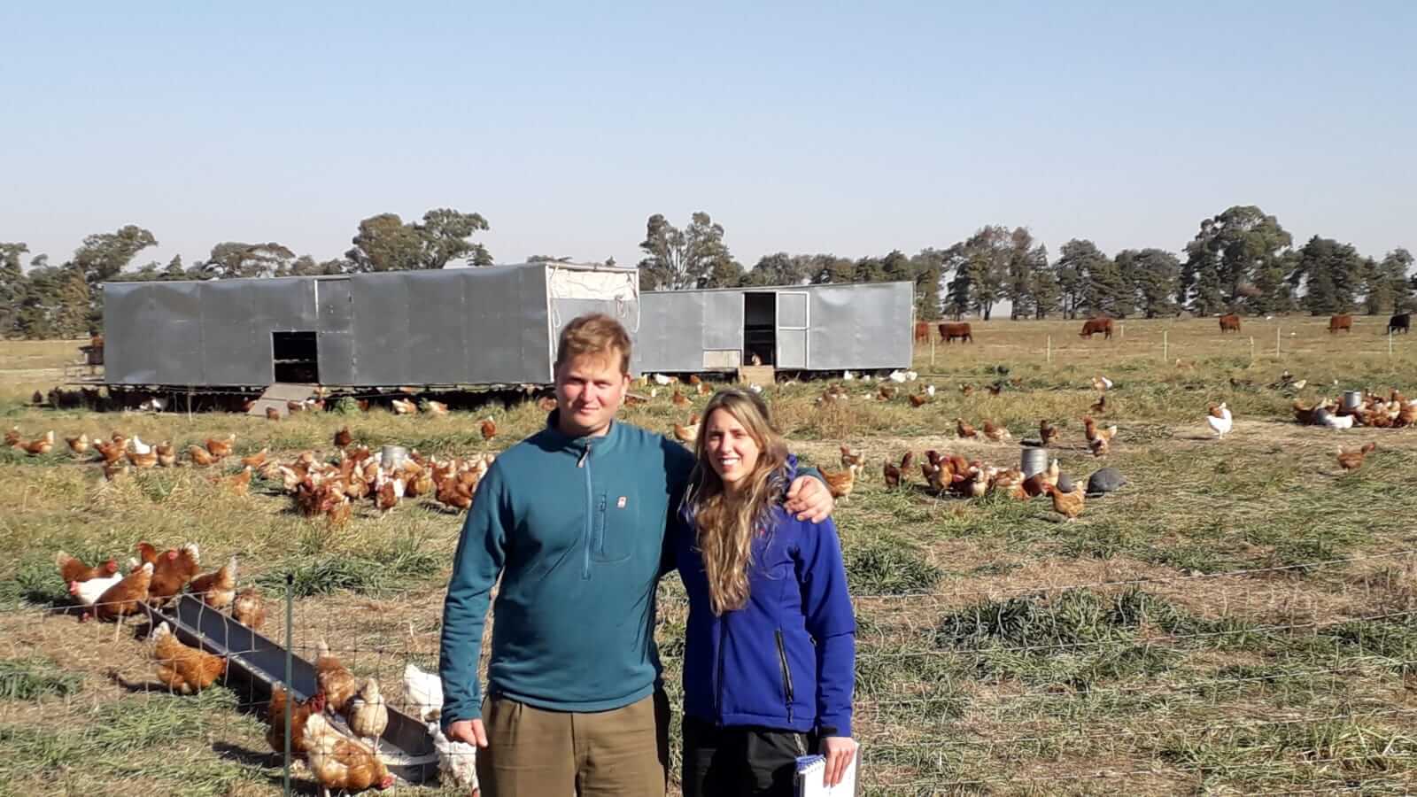 Priscila, la agrónoma que produce huevos de gallina a pasto y los vende hasta en sus torneos de padel 4 Con Bruno Vasquetto en quien se inspiro para la cria de galinas que hace hoy