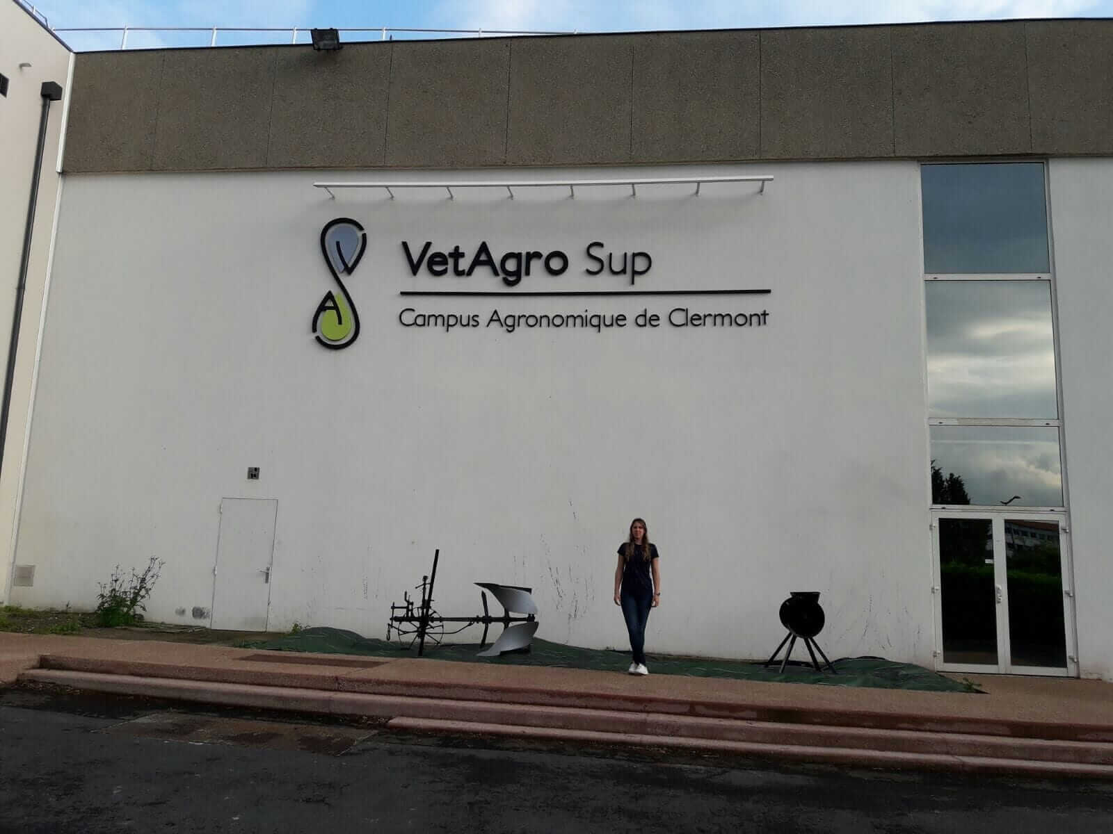 Priscila, la agrónoma que produce huevos de gallina a pasto y los vende hasta en sus torneos de padel 3 Cuando estuvo en Francia