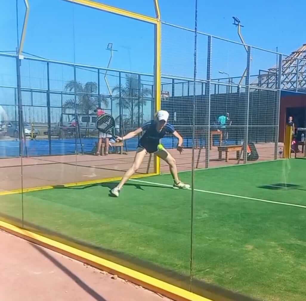 Priscila, la agrónoma que produce huevos de gallina a pasto y los vende hasta en sus torneos de padel 6 Paddle
