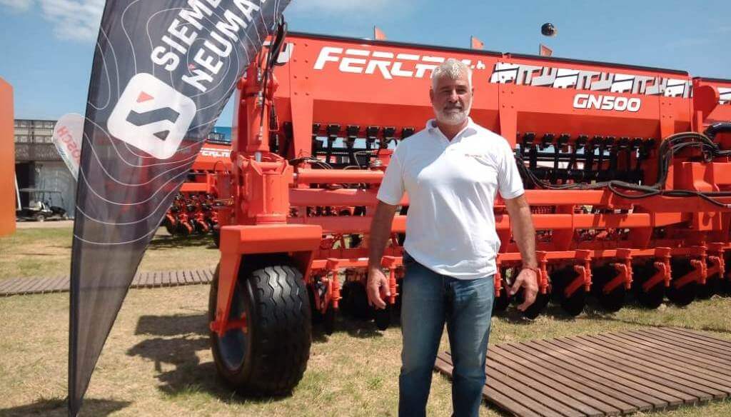 Una ayuda para los contratistas: la sembradora que se pliega ágilmente y facilita el traslado hacia los lotes