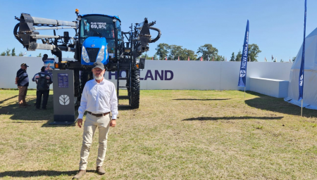 Marcus Chweister, presidente de CNH, frente a la nueva pulverizadora que comenzó a fabricarse en Córdoba.