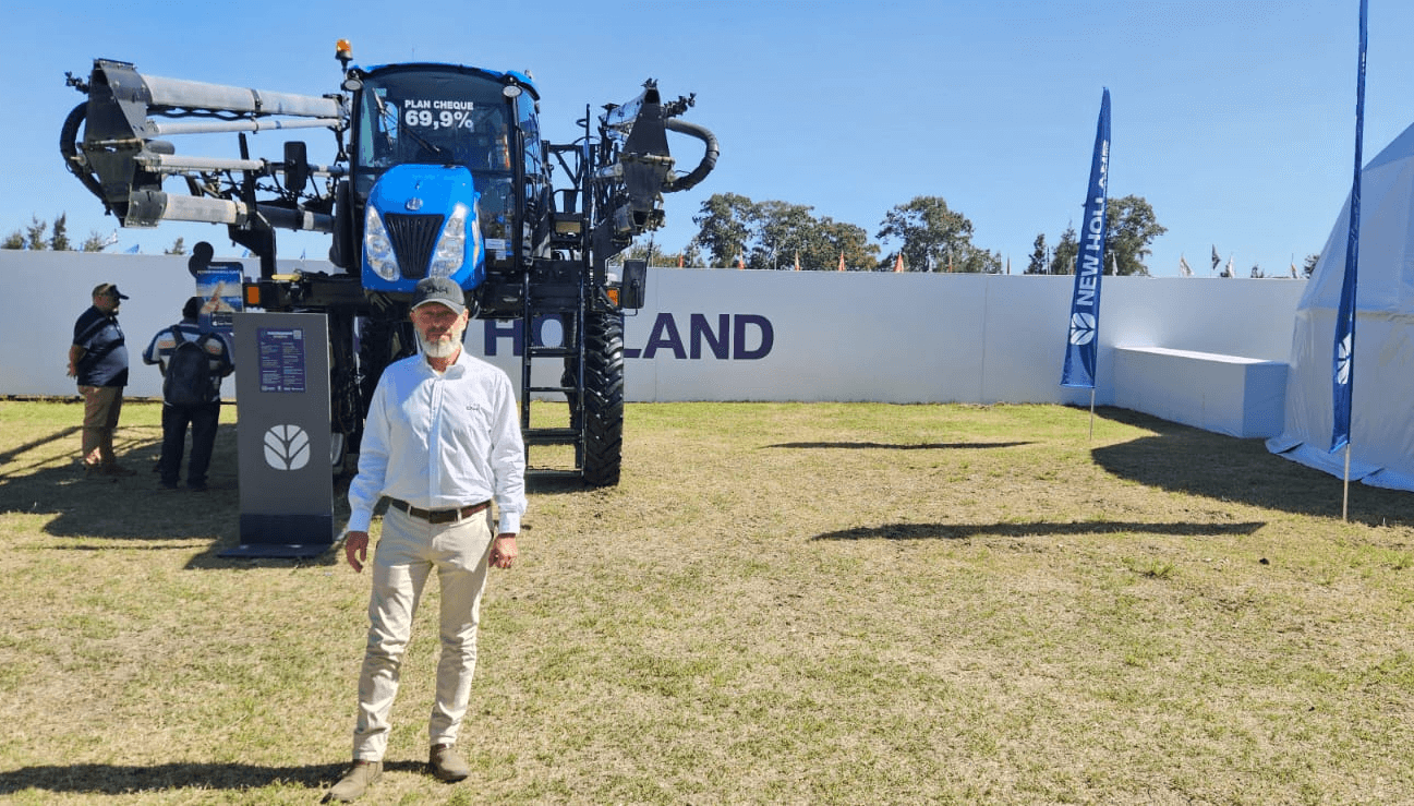 Marcus Chweister, presidente de CNH, frente a la nueva pulverizadora que comenzó a fabricarse en Córdoba.