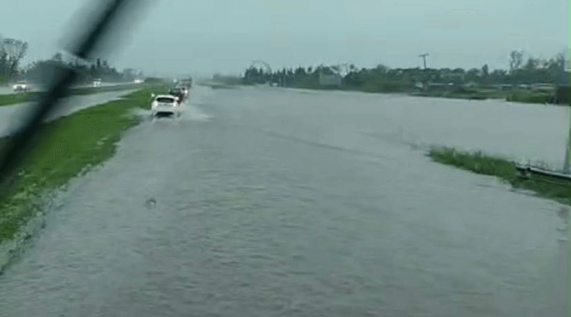 Así estuvo varias horas la autopista Ruta 9, a la altura de San Nicolás, por las fuertes lluvias y las inundaciones.