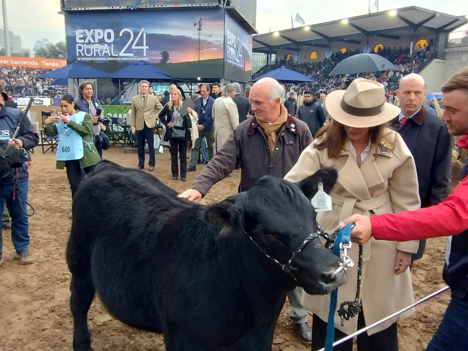 Villarruel en La Rural: entrega de premios, elogios al campo y una llamativa compañía 7 villarruel jura angus