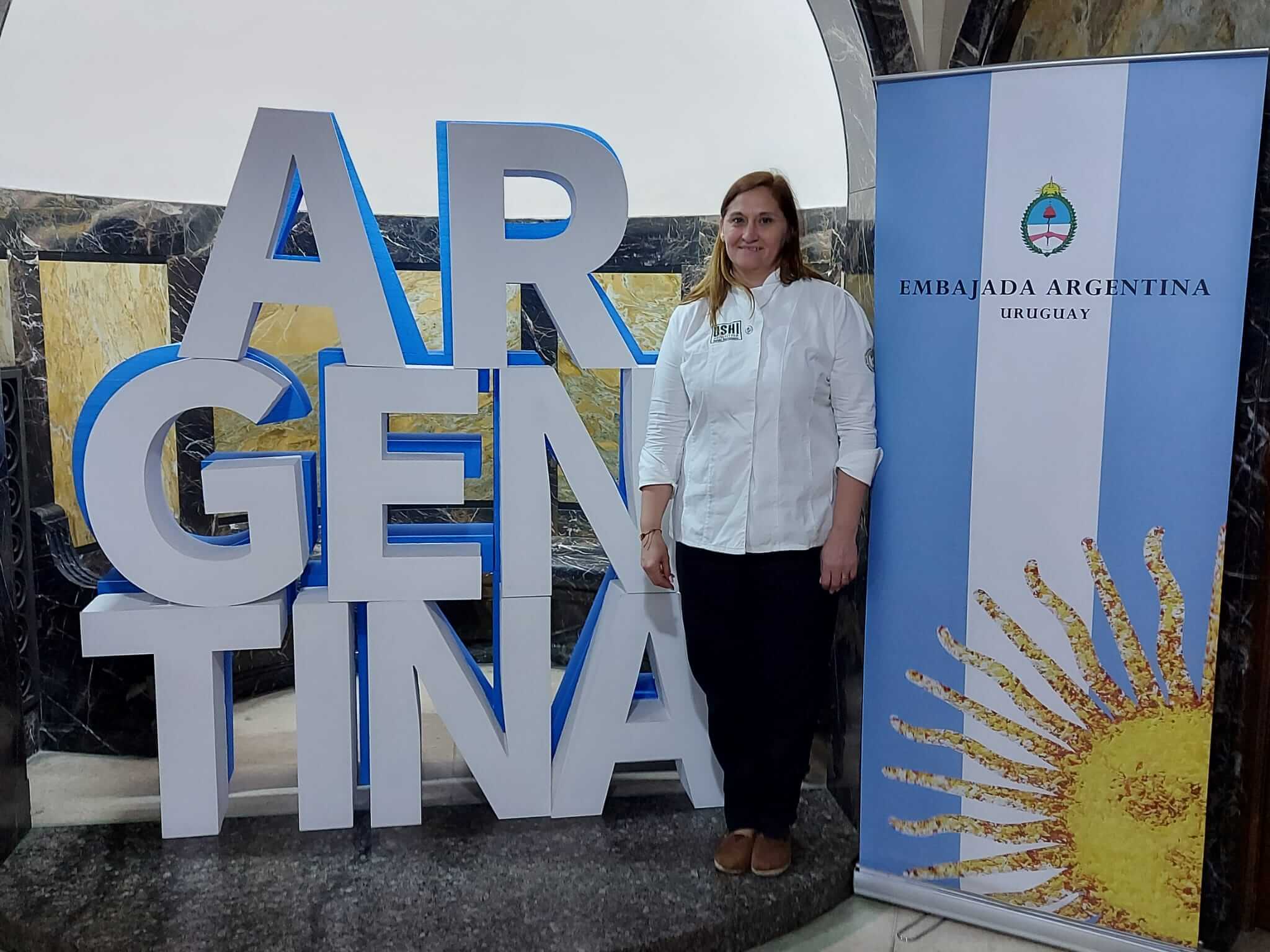 Naty, la “Scaloni” de la selección argentina de asadores que ganó la Copa del mejor choripán del mundo 7 Bandera argentina