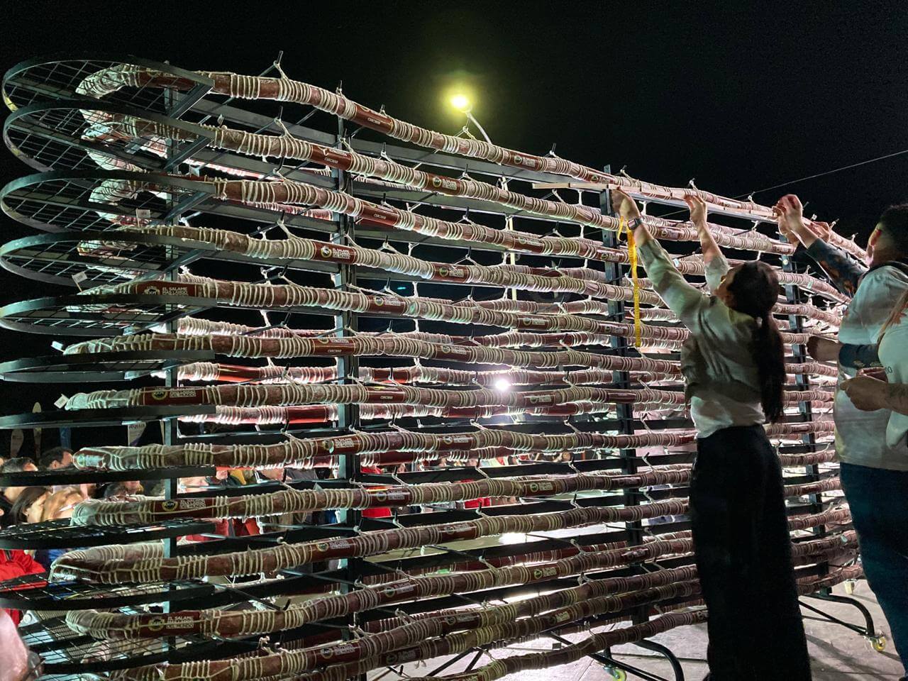 Más de 400 metros: Tandil recuperó el récord del salame más largo del mundo 3 salame mas argo 2024