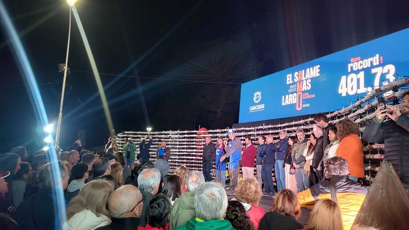 Más de 400 metros: Tandil recuperó el récord del salame más largo del mundo 5 salame mas argo 2024 8
