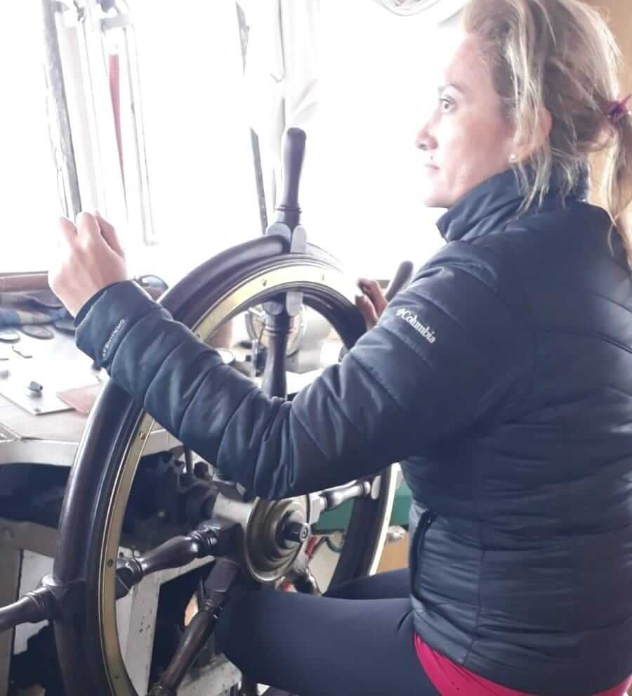 Es ganadera y capitana de barco en las islas del Delta: “Trato de mostrar un lugar que no es visible” 4 ANALIA En el barco01