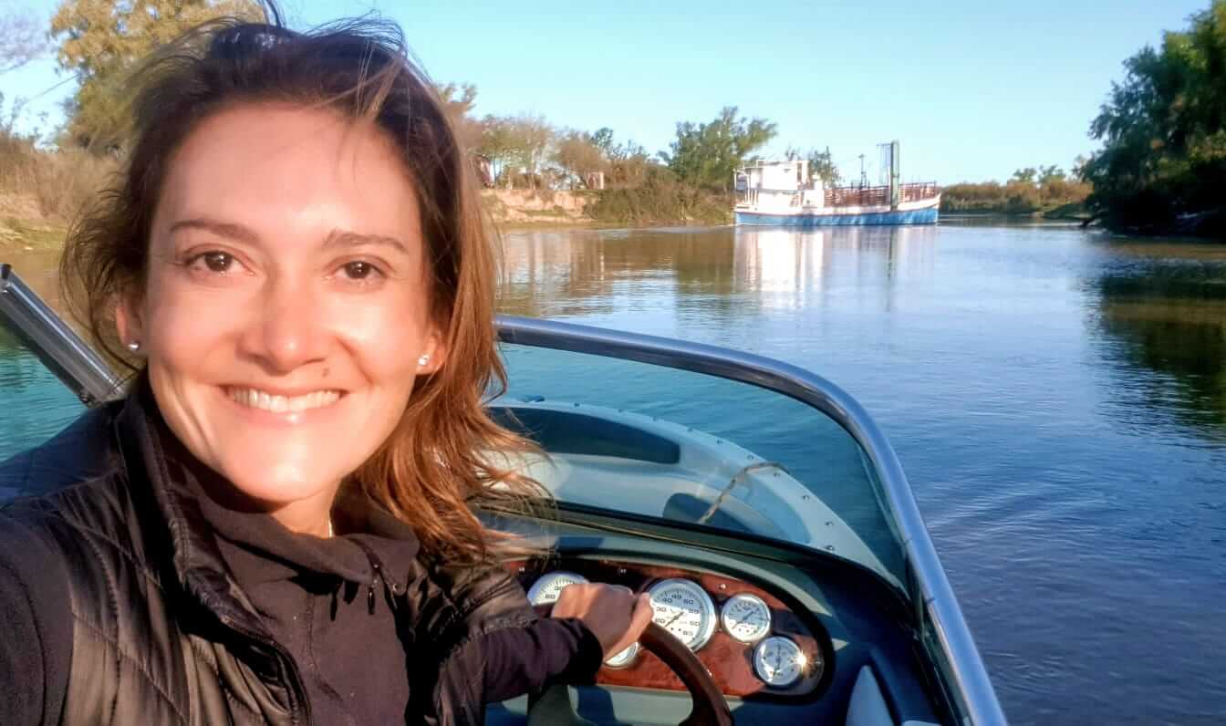 Es ganadera y capitana de barco en las islas del Delta: “Trato de mostrar un lugar que no es visible” 1 ANALIA En el barco03