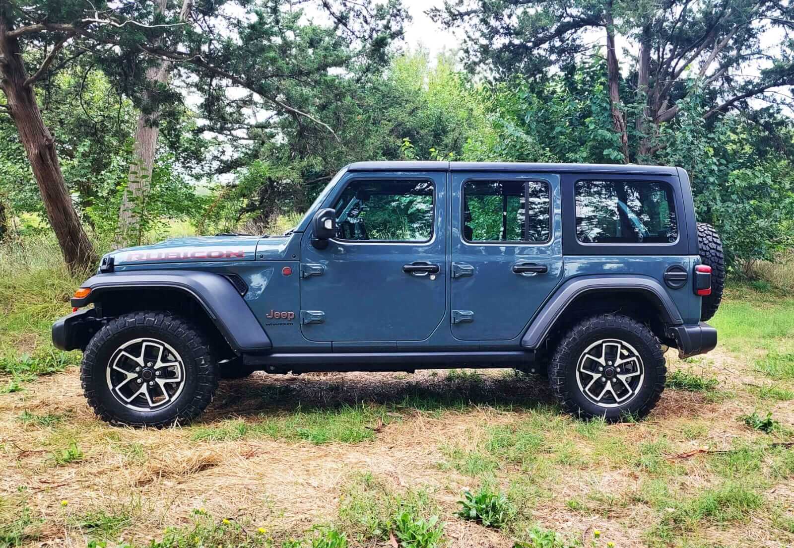 Test Drive al Jeep Wrangler: un 4x4 legendario, con más tecnología y motor más chico 6 wrangler lateral