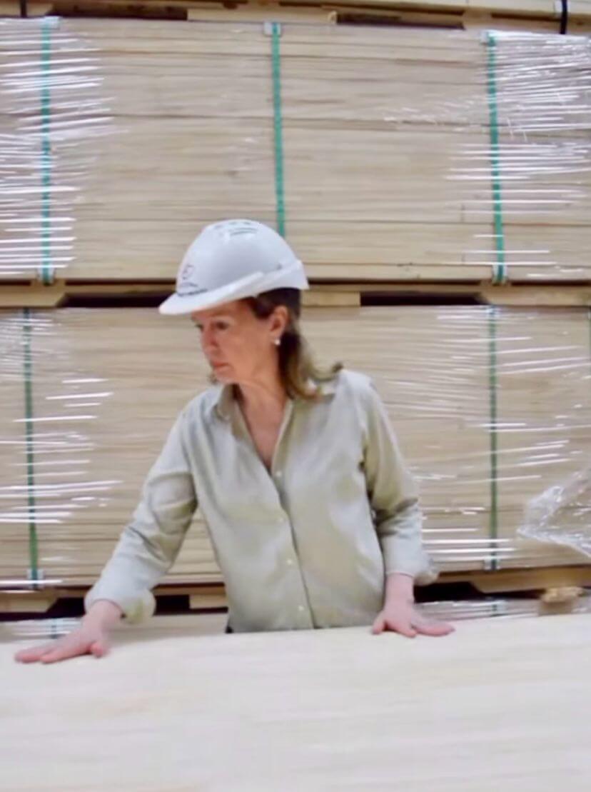 Mercedes, la primera mujer en presidir la Federación de la Madera: “Tenemos un enorme potencial” 3 MARCELA en su empresa03