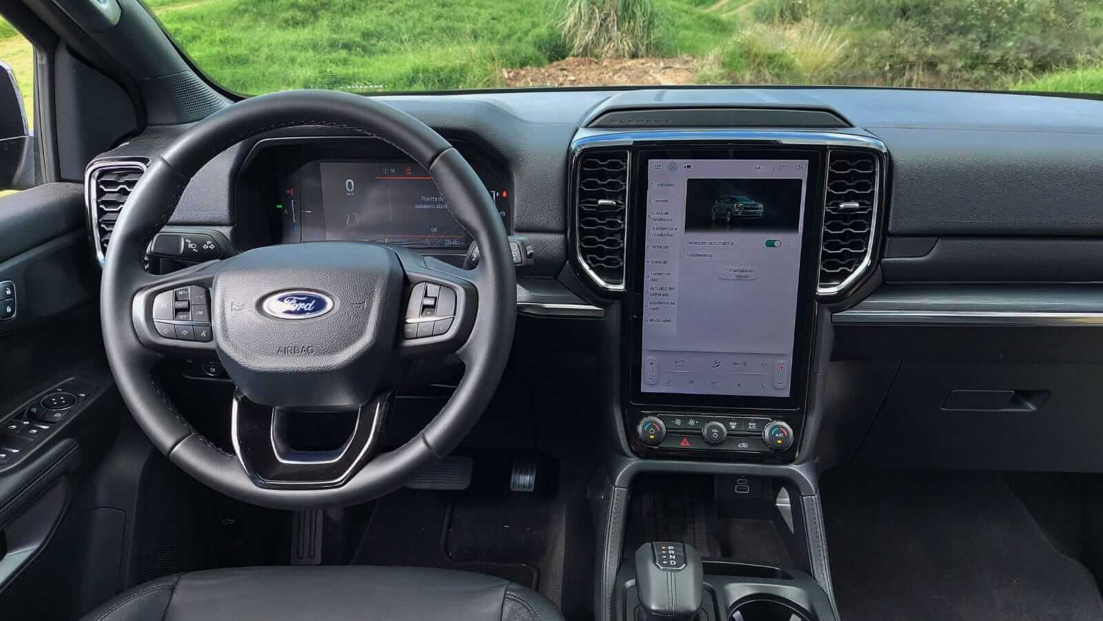 Test drive: llega a Argentina la Ford Everest, para escalar en el mercado de los SUV 4X4 2 ford everest interior tablero marcha