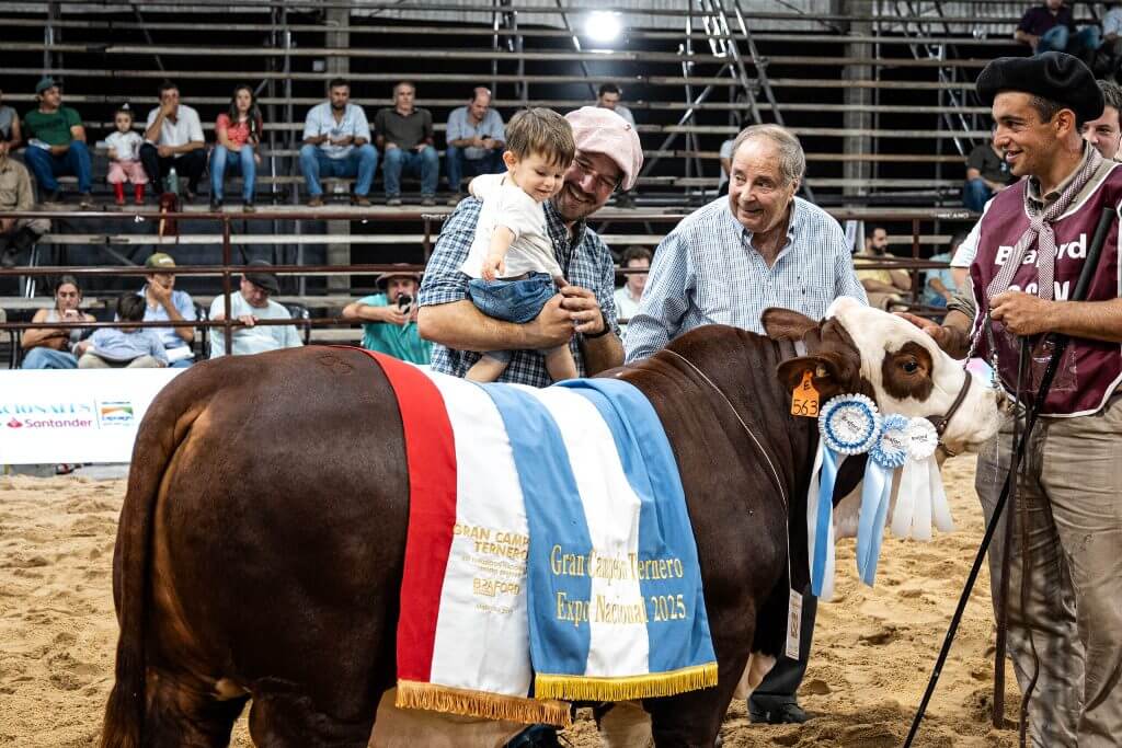 Expo Nacional Braford: Santiago del Estero y Entre Ríos, la tierra de los grandes campeones 1 Descargar imagen de Gran Campeon Ternero Festejo