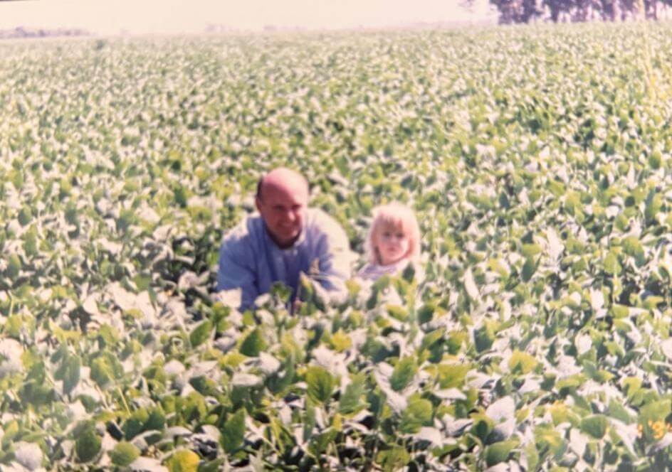 Es hija un pionero de la siembra directa y sigue el legado de la innovación, con el foco en las personas 2 VIEJA En el campo con Hugo su papa