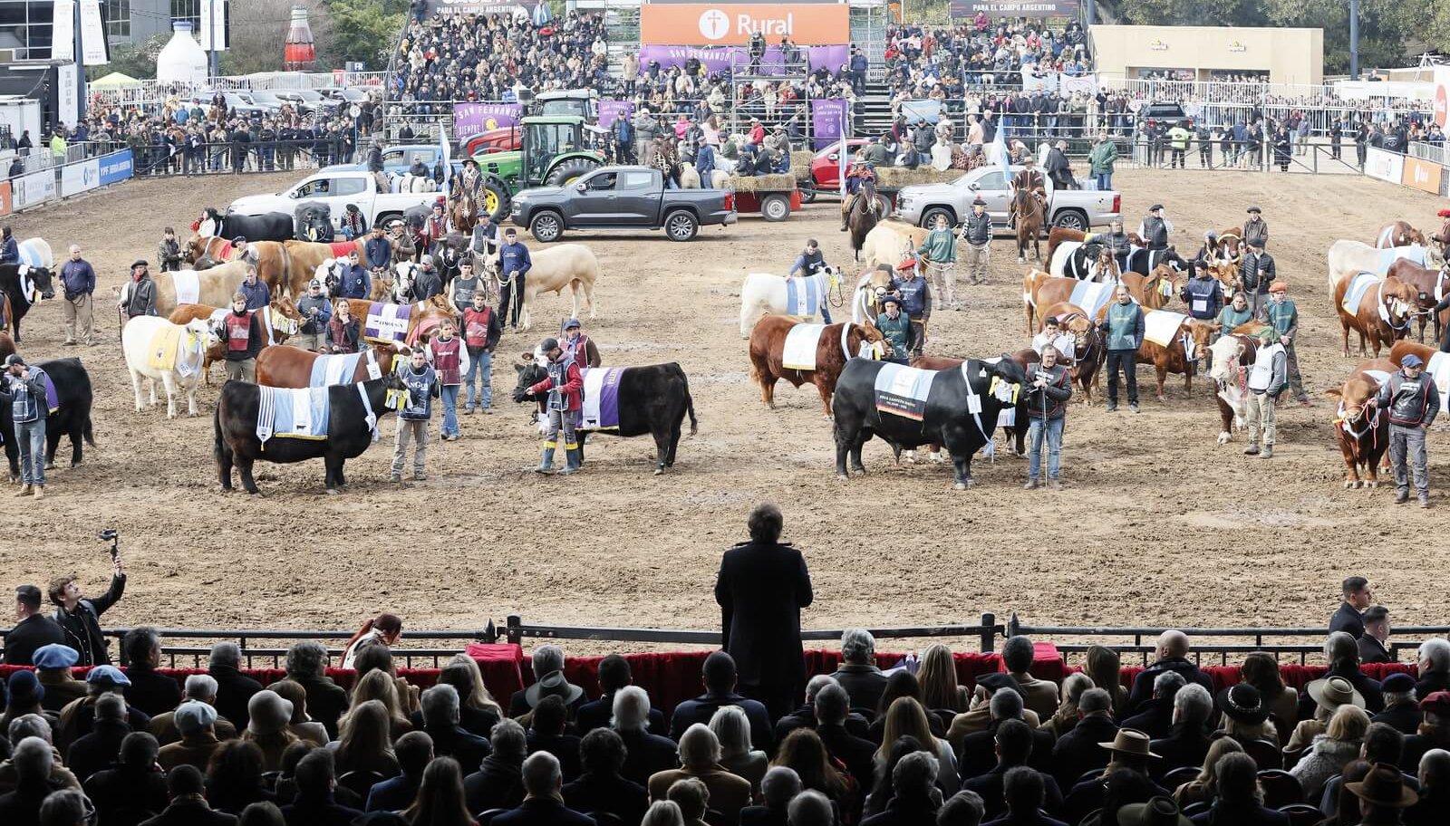 milei hablando desde atras e1765483517838