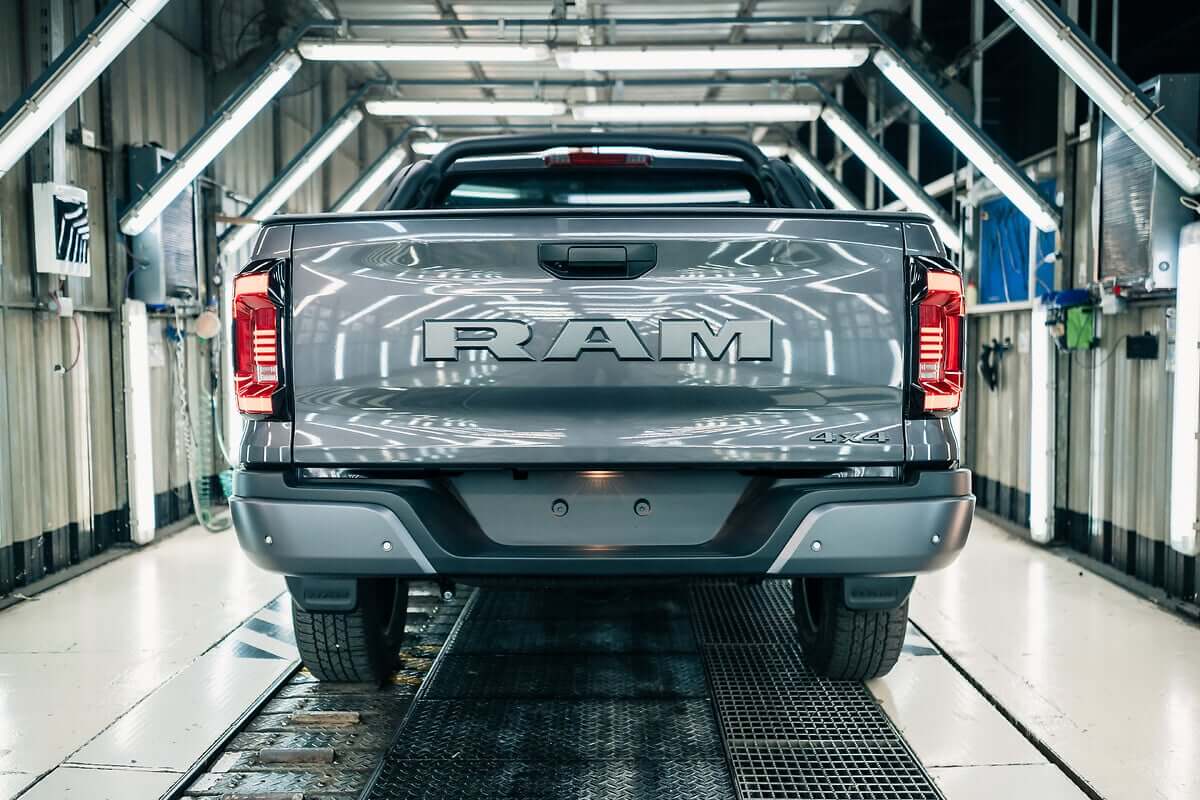 ram dakota trasera