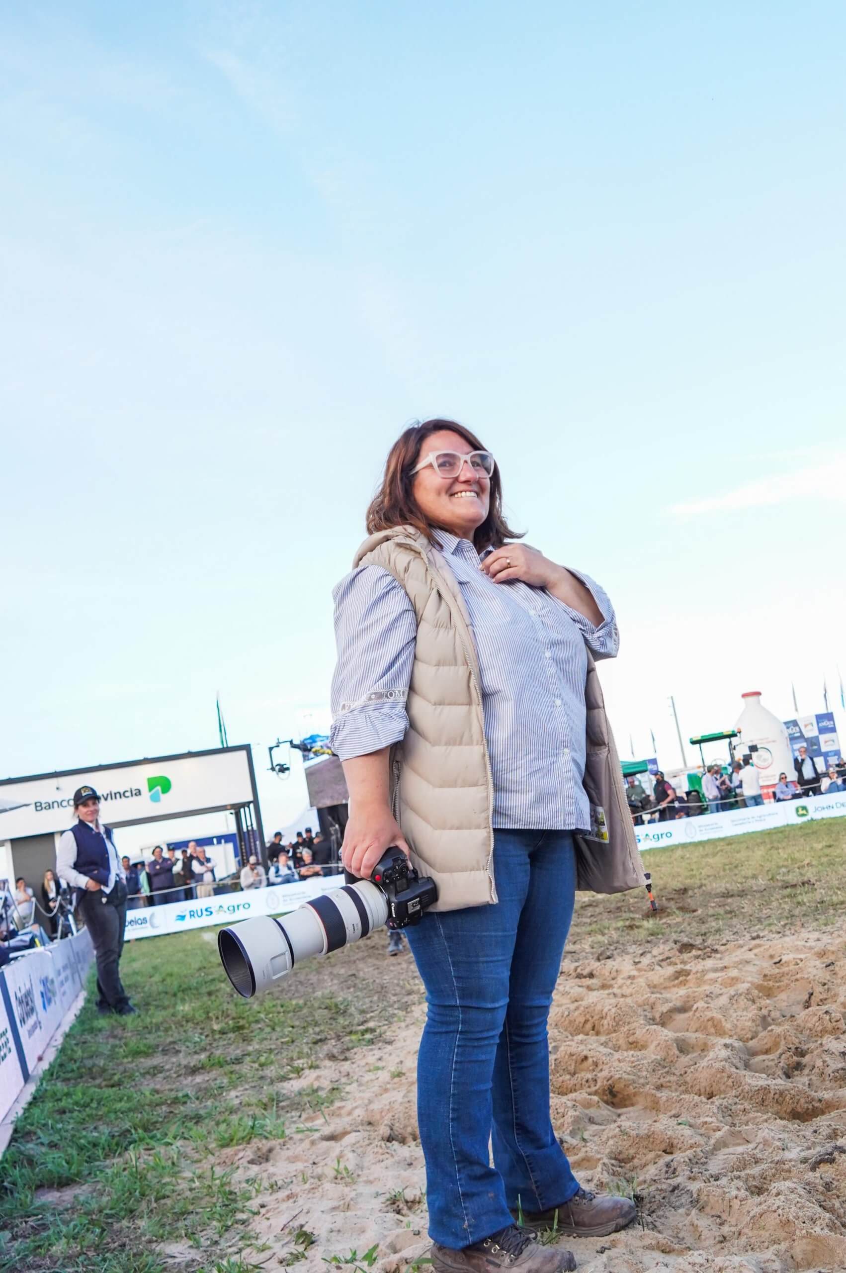 Alejandra con camara en pista scaled